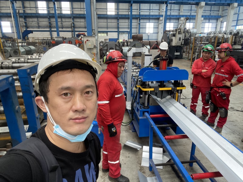 沧州yh533388银河冷弯成型设备彩钢脊瓦机顺利抵达厄瓜多尔推动当地产业革新
