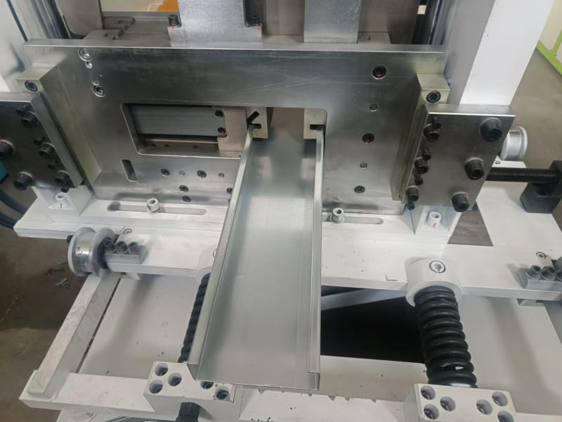出口沙特地区的型钢机设备，yh533388银河冷弯工程师展实力以专业攻克小边与腰高难题