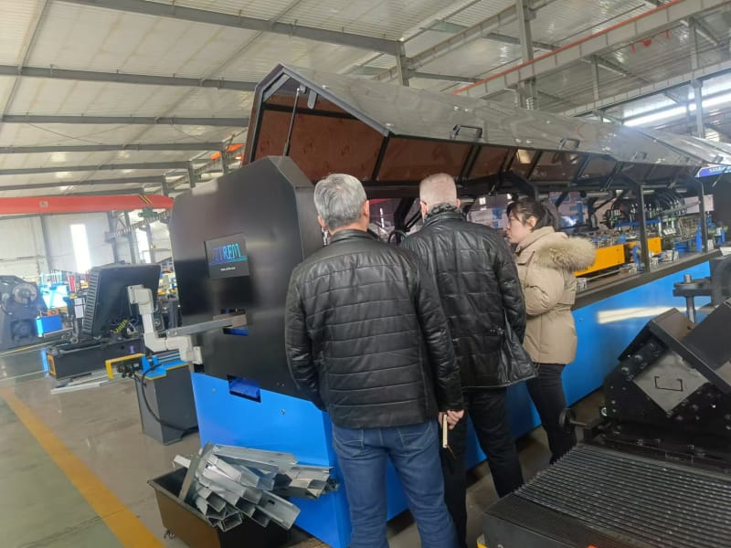 出口沙特地区的型钢机设备，yh533388银河冷弯工程师展实力以专业攻克小边与腰高难题